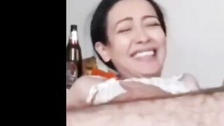 البنت اول مره تتناك وكسها بيتفتح علي زوبر عشيقها وهو بيحضن  سكس مصري جديد فيها اوي وبيطمنها وبعدها بيدخل زوبره براحه في كسها بيفتحه