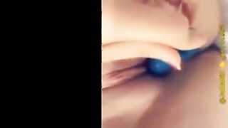البنت قاعده فاتحه رجليها وقالعه الاندر بتاعها بس وبتلعب في كسها بقطعه  سكس مصري جديد بلاستيك طويله شغاله تدخلها وتطلعها في كسها