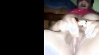 البنت نايمه بتلعب في كسها ال كله شعر وبتبعبص فيه بيديها سكس مصري جديد  اوي وبتشد في شعر كسها وتتوجع وتصرخ اااه واحح
