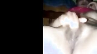 البنت نايمه بتلعب في كسها ال كله شعر وبتبعبص فيه بيديها سكس مصري جديد  اوي وبتشد في شعر كسها وتتوجع وتصرخ اااه واحح