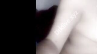 البنت ام شعر اصفر  شرمها سكس طويل قاعده بالقميص الاحمر مترتر وبتكلم عشيقها بزازها طالعه لبره وبتلعبله فيهم علشان يسخن عليهم