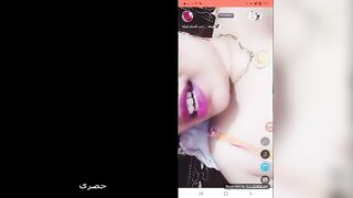 البنت المتناكه شرمها سكس  نايمه حاطه الروج في شفايفها وبتلوك اوي في اللبان زي المتناكه وترقص في بوقها وماسكه بزازها بتحسس عليهم