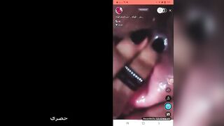 البنت المتناكه شرمها سكس  نايمه حاطه الروج في شفايفها وبتلوك اوي في اللبان زي المتناكه وترقص في بوقها وماسكه بزازها بتحسس عليهم