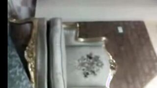 البنت عند صاحبتها بتزورها وقاعد واخده راحتها شرمها سكس  بالقميص الاسود لبسته بتاع صاحجبتها وبيجي جوز صاحبتها الخول بيتلزق فيها وبيحسس عليها