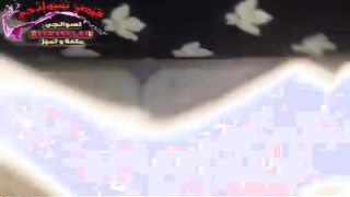 البنت في الحمام بتاخد  شرمها سكس شاور بيدخل عليها اخوها يتهجم عليها وبيزنقها في الحيط مدخل زوبره في كسها وبينيك فيها وزانق وشها عالحيط