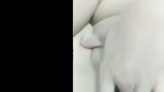البنت طالعه  شرمها سكس علي زوبر حبيبها  وهي فوقيه بتقلع هدومها براحه حته حته وتنام عليه وهو بيرضع في بزها الصغير