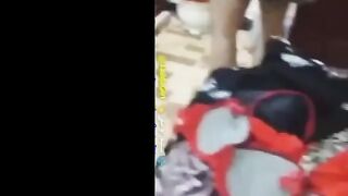 الشرموطه ماسكه  شرمها سكس زوبر صناعي وبتدخله في طيزها من ورا وبتطلع فيه وهي متكيفه وتبصرخ اااه من شهوتها الهايجه