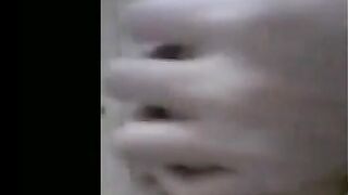 اللبوه وهي لابسه الكات بزازها البيضه نصها  شرمها سكس طالعه لبره من كبرهم وبتحسس عليهم بصوابع يديها الاتنين وتلعب فيهم وبتطلعهم من بره