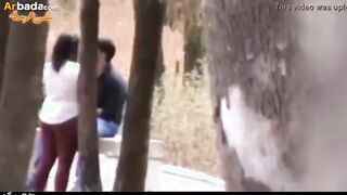 الشرموطه قاعده في الشارع مع الموز شرمها سكس  بتاعها وبتقوم من مكانها تقعد علي رجله وهو حاضنها وبيحك زوبره في طيزها اوي
