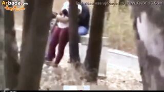 الشرموطه قاعده في الشارع مع الموز شرمها سكس  بتاعها وبتقوم من مكانها تقعد علي رجله وهو حاضنها وبيحك زوبره في طيزها اوي