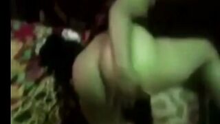 البنت اللبوه نايمه علي جنبها وبتفتح  شرمها سكس طيزها بيديها والراجل بيجي من جنبها مدخل زوبره في طيزها براحه اوي وبينيك فيها