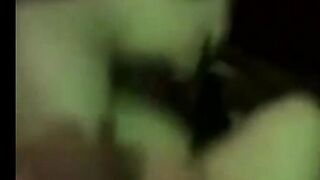 البنت اللبوه نايمه علي جنبها وبتفتح  شرمها سكس طيزها بيديها والراجل بيجي من جنبها مدخل زوبره في طيزها براحه اوي وبينيك فيها