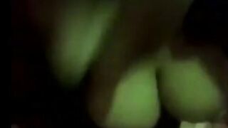 البنت اللبوه نايمه علي جنبها وبتفتح  شرمها سكس طيزها بيديها والراجل بيجي من جنبها مدخل زوبره في طيزها براحه اوي وبينيك فيها