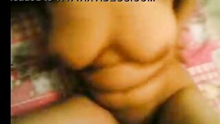 الشسرموطه قلعت لبسها كله ورمته عالارض  شرمها سكس وبتدخل علي حبيبها هو ونايم مستنيها قالع وماسكه زوبره بيتمص فيه اوي وترضعه