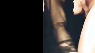 البنت الفاجره قاعده تحت راجلها الروب الاسود  شرمها سكس وشاددها من شعرها بتمص في زوبره اوي وهو بيدخله كله في بوقها