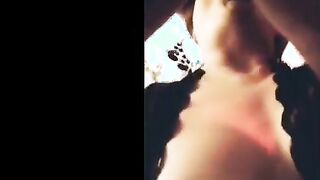 البنت الفاجره قاعده تحت راجلها الروب الاسود  شرمها سكس وشاددها من شعرها بتمص في زوبره اوي وهو بيدخله كله في بوقها