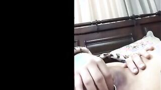 الشرموطه مفلقسه طيزها لفوق اوي بيديها الاتنين بتفتح خرم شرمها سكس  طيزها وبتدخل صباعها فيه وشغاله تلعب ةوبتطلعه تلحسه