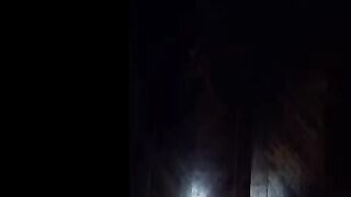 البنت الصغيره واقفه بقميص النوم في الاوضه وبتترقص وتهز في جسمها  شرمها سكس وبتلعب في كسها بيديها وتدعكه في نفسها اوي وهي واقفه