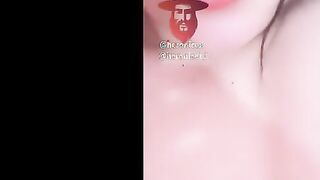 المتناكه واقفه بتقلع قميصها هو والخول بيكلمها فيديو وبيقولها وريني بزازك وشغاله تميل شرمها سكس  راسها اوي لتحت وتمسك صدرها الكبير بتلعب فيهم بيديها