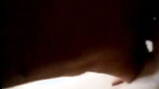 البنت نايمه عالفرشه عالارض وهي عريانه وحبيبها واقف بيلعب في زوبره هو وبيبص عليها وبيوقف زوبره وبينام فوق منها  شرمها سكس بيبوس ويداعب فيها وبينام معاها علاقه جنسيه كامله