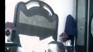 الراجل نايم فوق مراته بيبوس فيها اوي وبيشيلها يقلبها ويخليها هي فوق منه بتبوس شرمها سكس  في شفايفه وتداعبه وهو بيلعب في شعرها