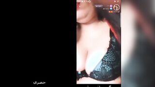البنت الفاجره بتلبس القميص الاحمر الجديد وبتتصور بيه وتقلعه تلبس غيره وتبعت لحبيبها يشوف  شرمها سكس صورها ويفضي لبنه ويكبهم هو ومعاها عالتلفون