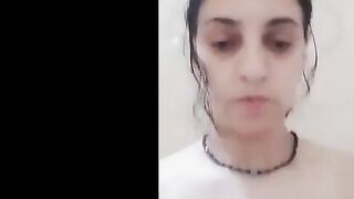 البنت المتناكه ماسكه بزها ومطلعه لسانها الطويل بتلحس شرمها سكس حلمه بزها وترضع فيها وهي بتقفش فيهم اوي بيديها