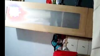 البنت في الاوضه جايه من الشغل تعبانه وبتغير هدومها واخوها المتناك بيتفرج  سكس عربي عليها من ورا الباب وزوبره بياكله بيلعب فيه وبيضرب عشرته علي جسم اخته العريان هي وبتغير