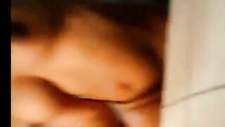 البنت في الاوضه جايه من الشغل تعبانه وبتغير هدومها واخوها المتناك بيتفرج  سكس عربي عليها من ورا الباب وزوبره بياكله بيلعب فيه وبيضرب عشرته علي جسم اخته العريان هي وبتغير