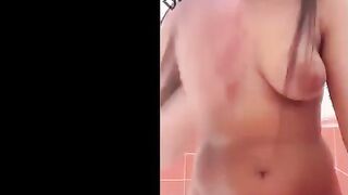 البنت الشرموطه في الحمام قالعه مكلط وشغاله ترقص  سكس عربي وتهز في بزازها وطيازها اوي وماسكه في شعرها الطويل بترفعه بيديها لفوق وتميله لقدام