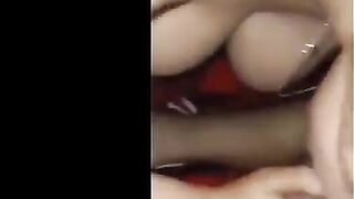 الوليه المتناكه نايمه عالسرير  سكس عربي عريانه والراجل الخول ماسك حلمه بزها بيشد فيها اوي ويقرص فيها بيديهو يقفش فيها