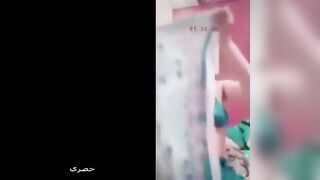 اللبوه واقفه قصاد التلفون بتقلع لحبيبها وهي سكس عربي  معاه فيديو بيشوف جسمها هي وقالعه وبيضرب عشرته عليها وهي بتنزل معاه لبنها