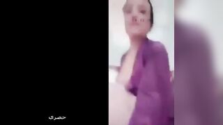 اللبوه واقفه قصاد التلفون بتقلع لحبيبها وهي سكس عربي  معاه فيديو بيشوف جسمها هي وقالعه وبيضرب عشرته عليها وهي بتنزل معاه لبنها