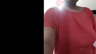 الوليه الشرموطه بتقلع هدومها وترميها عالارض  سكس عربي هي وواقفه وبتحسس صوابع ايديبها علي جسمها وبتمسك صدرها تلعب فيه