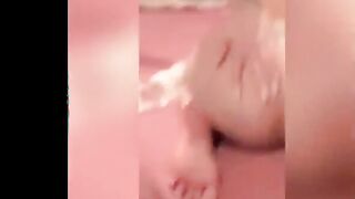 البنت المتناكه عالسرير لابسه القميص  سكس عربي وكاشفه طيزها البيضاء وماسكه التلفون بتصور فيها وهي نايمه علي جنبها