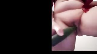 اللبوه واقفه قالعه الاندر سكس عربي  وماسكه الخياره بيديها شغاله تدخلها في كسها وكل ماتدخلها بتفشخ في رجليها وتفتح فيها