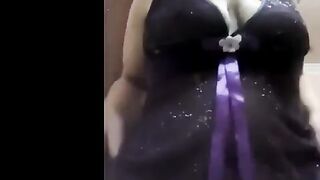 الشرموطه واقفه عالمرايا وبتقلع القميص بتاعها ال لبساه  سكس عربي وشغاله تلعب في بزازها الصغيرين وتدعك وتعصر فيهم بيديها هي وواقفه
