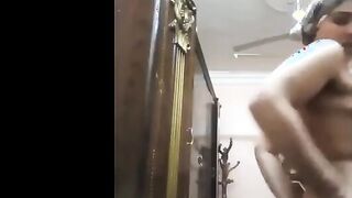 الشرموطه واقفه عالمرايا وبتقلع القميص بتاعها ال لبساه  سكس عربي وشغاله تلعب في بزازها الصغيرين وتدعك وتعصر فيهم بيديها هي وواقفه