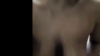 الشرموطه واقفه عالمرايا وبتقلع القميص بتاعها ال لبساه  سكس عربي وشغاله تلعب في بزازها الصغيرين وتدعك وتعصر فيهم بيديها هي وواقفه