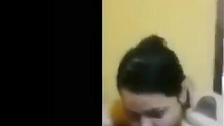 اللبوه ماسكه زوبر اخوها الديوث في ايديها بتلعب فيه  سكس عربي وتدعكه اوي بكف ايديها ومطلعه لسانها بتلحس في بيضانه وتدخلها في بوقها