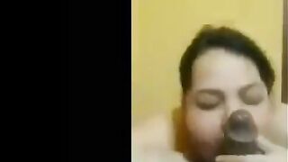 اللبوه ماسكه زوبر اخوها الديوث في ايديها بتلعب فيه  سكس عربي وتدعكه اوي بكف ايديها ومطلعه لسانها بتلحس في بيضانه وتدخلها في بوقها