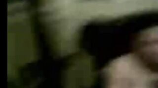 البنت قالعه في حضن عشيقها بتبكي اوي منه علشان بينيك فيها كان  سكس عربي بقاله ساعات وتعبت منه هو مش راحمها بيكمل نيك فيها