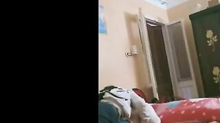 البنت الفاجره في حضن حبيبها عالسرير سكس عربي  وبيحضن فيها اوي وبيبوس فيها اوي وهي متكيفه معاها وعيزاه ينام معاها