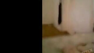 البنت المتناكه قالعه بتلعب في كسها بصوابعها التلاته بتدخلهم جواها وبيجي حوزها  سكس عربي بيكمل مكانها بيدخل زوبره في كسها وبينيك فيها وزوبره كله غرقان باللبن