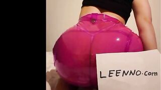 البنت المتناكه لابسه البنطلون الاحمر ومفلقسه طيزها  سكس عربي عالسرير وسانده ايديها علي الملايه وبتقلع البنطلون بتفرجك علي طيزها