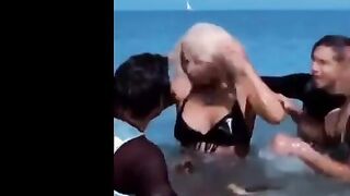 البنت في البحر بتستحما وبيزنقوها اتنين رجاله بينزلو الميه  سكس عربي يحاوطوها ويلزقوا فيها وهي باالمايوه وبيقفشوا في بزازها