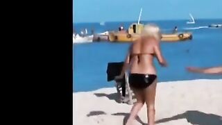 البنت في البحر بتستحما وبيزنقوها اتنين رجاله بينزلو الميه  سكس عربي يحاوطوها ويلزقوا فيها وهي باالمايوه وبيقفشوا في بزازها