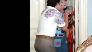 البنت في البحر بتستحما وبيزنقوها اتنين رجاله بينزلو الميه  سكس عربي يحاوطوها ويلزقوا فيها وهي باالمايوه وبيقفشوا في بزازها