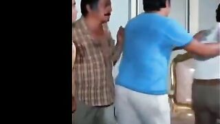 البنت في البحر بتستحما وبيزنقوها اتنين رجاله بينزلو الميه  سكس عربي يحاوطوها ويلزقوا فيها وهي باالمايوه وبيقفشوا في بزازها