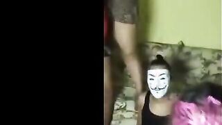 البنات الشراميط في نيك جماعي مع اتنين رجاله في اوضه واحده البنات ماسكه زوبرهم وبيرضعوا  سكس عربي منه وبيمصوا فيهم وهما البنتين جنب بعض مفلقسين